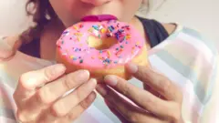 కేక్ తినడం