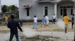 Beberapa pria yang membawa celurit mengejar korban Jimmy Sugito Putra dan mengayunkan celurit ke tubuhnya.