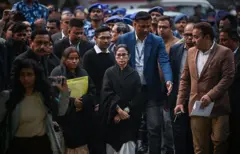 দিল্লিতে নির্বাচন কমিশনের বাইরে অভিষেক ব্যানার্জী এবং অন্যান্যদের সঙ্গে মুখ্যমন্ত্রী মমতা ব্যানার্জী।