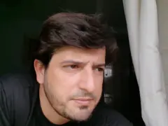 Homem de perfil, olhando algo - historiador Wagner Cardoso Jardim