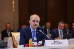 Numan Kurtulmuş bir masada oturmuş konuşurken