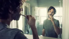 Cuáles son las causas del mal aliento y qué dietas pueden contribuir a empeorarlo 1 Hombre lavándose los dientes