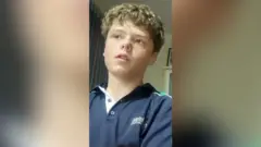 เด็กชายวัย 13 ปี ว่ายน้ำกลางทะเล 4 ชั่วโมงถูกยกย่องเป็นยอดมนุษย์