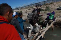 2024年3月28日、メキシコのシウダー・フアレスの北米側ゲート36付近で米国に入国するため、ゲート36に独自の国際橋を建設する移民たち。