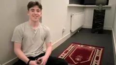 Mika Stevens anafunga wakati wa Ramadhani na kuomba kwa njia ya Kikristo