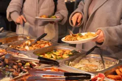 Pratos quentes em um restaurante por quilo