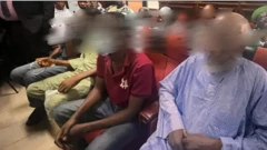 Awọn afurasi ti wọn fẹsun iditẹgbajọba kan wọ oriṣiiriṣii aṣọ nile ẹjọ l'Abuja