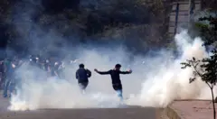 Столкновения с силами безопасности в Карачи, Пакистан, 1 марта 2026 года, недалеко от консульства США.