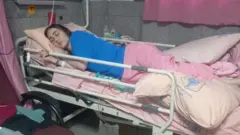 آرزو بدری روی تخت بیمارستان