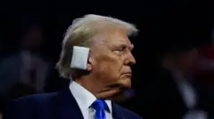 صورة جانبية للرئيس الأمريكي المنتخب دونالد ترامب تظهر فيها أذنه ملفوفة بضمادة وذلك إثر إصابتها قبل أيام من التقاط الصورة بخدش رصاصة حين أطلق عليه مسلح النار خلال تجمع انتخابي في يوليو / تموز 2024. 