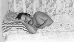 Edgar Jiménez mampu memotret momen-momen pribadi Pablo Escobar, seperti foto ini yang diabadikan di kamarnya di Hacienda Napoles, 1 Desember 1980 dini hari. Saat itu Escobar baru dinobatkan sebagai pimpinan Kartel Medellin pada usia 40 tahun. Duduk di ujung tempat tidur adalah adik ipar Escobar, Ligia Urquijo.