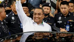 มูฮัมหมัด ซานูซี หมัด นอร์ มุขมนตรีแห่งรัฐเกดะห์ และผู้นำฝ่ายค้านวัย 48 ปี เดินออกมาจากศาลหลังถูกตั้งข้อหา