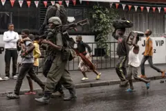 Umurwanyi wa M23 agendana n'abaturage ku muhanda wo mu gace ka Keshero mu burengerazuba bwa Goma ku wa mbere