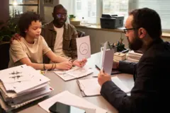 悲しい笑顔で紙を持っている学生 - 写真