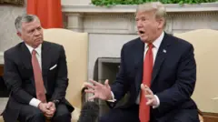 لقاء سابق جمع الرئيس الأمريكي دونالد ترامب مع العاهل الأردني الملك عبدالله الثاني في البيت الأبيض في العام 2018