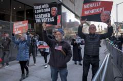 Manifestantes anti-Trump acudieron a Manhattan a protestar.