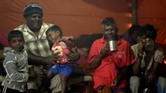 නායයාම් නිසා සිය නිවාසවලින් ඉවත්ව වෙනත් ස්ථානයක තාවකාලික නිවාසවල වෙසෙන මලෙයියහ ප්‍රජාව