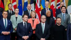 El primer ministro británico, Keir Starmer, el presidente francés, Emmanuel Macron, y el ucraniano, Volodymyr Zelensky, rodeados por otros líderes europeos en la foto de familia de la cumbre sobre Ucrania en Londres. 