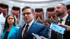 Mike Johnson, presidente de la Cámara de Representantes de EE. UU. con reporteros alrededor 