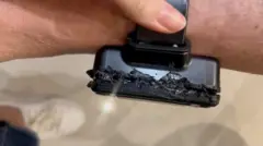 Imagem extraída de um vídeo divulgado pela Secretaria de Estado da Administração Penitenciária (SEAPE) mostra a tornozeleira eletrônica danificada do ex-presidente Jair Bolsonaro