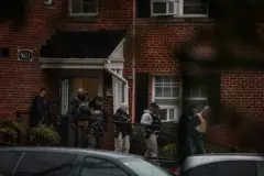 Agentes migratórios e policiais após uma batida em uma residência em busca de um hondurenho perto de Rockville, em Maryland, nos Estados Unidos, em 6 de fevereiro de 2025. REUTERS/Leah Millis