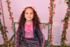 Hind Rajab sorrindo para foto em balanço