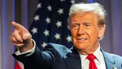 共和党下院議員団の会合に出席したトランプ次期米大統領（13日、ワシントン）