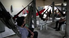 Pessoas deitadas em redes