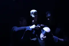 Montagem de "Hamlet" dirigida por Sinéad Rushe no teatro da Royal Academy of Dramatic Arts (RADA)