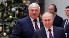 Lukashenko camina a unos metros detrás del ruso Putin.
