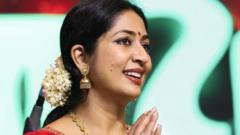 'அரை முழம் மல்லிகைப் பூவுக்கு ரூ. 1 லட்சம்'; விமான நிலையத்தில் நடிகை நவ்யா நாயருக்கு அபராதம்  