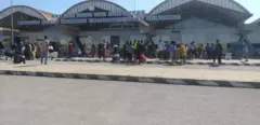 ትኬት ቆርጠው ወደ አዲስ አበባ መጓዝ ያልቻሉ መንገደኞች በመቀለ አሉላ አባ ነጋ አውሮፕላን ማረፊያ እየተጠባበቁ ይገኛሉ 