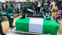 Bayii ni awọn ọmọ ologun Naijiria ṣe ṣe ẹyẹ ikẹyin fun Ọba Olakulehin to ti fi igba kan jẹ ara wọn