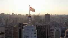Vista aérea do centro do São Paulo, com prédio do Banespa à frente, com bandeira do município no topo