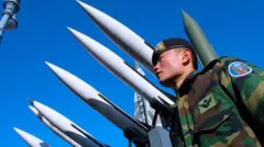 Південнокорейський солдат стоїть під виставкою ракет Північної та Південної Кореї