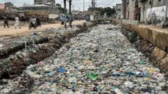 کراچی میں بچے کی گٹر میں گر کر ہلاکت: میئر کراچی اہلخانہ سے معافی کے طلبگار، اسسٹنٹ کمشنر سمیت متعدد افسران معطل