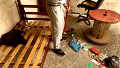 Pessoa varre lixo ao lado de estrutura de cama