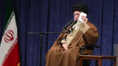 المرشد الإيراني علي خامنئي مرتدياً لباساً دينياً وأمامه علم إيران