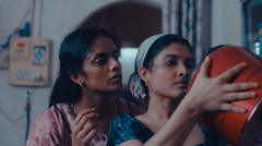 फ़िल्म समकालीन मुंबई शहर के दृश्यों से शुरू होती है