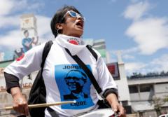 ホルヘ・グラスの自由を求めて抗議する女性、