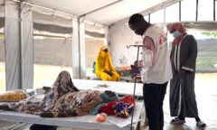 أطباء يعنون بمريضة في مركز صحي في السودان