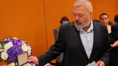 Dimitirii Muraatoov badhaasa noobelii gurguran