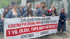 Öğretmenler, "Çalışma Bakanlığını eğitim patronları mı yönetiyor?' yazılı bir pankart taşıyor