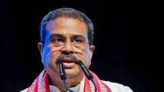 नैतिक जबाबदारी घेऊन मंत्रिपदाचा राजीनामा देणं, हे भारतीय राजकारणातून जवळजवळ नामशेष झाल्याचं काही राजकीय विश्लेषकांना वाटत आहे.