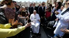 退院後初めてサン・ピエトロ広場に姿を現したフランシスコ教皇（6日、ヴァチカン）