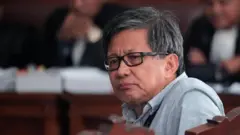 Rocky Gerung dilaporkan relawan Jokowi ke Bareskrim Polri karena disebut menghina presiden. 