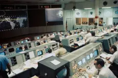 Vista da sala de controle da missão Apollo, da Nasa