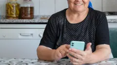 Telefon kullanan yaşlı bir kadın