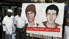 Les proches d'Avera Mengistu et Hisham Al Sayed, otages du Hamas, font campagne pour leur libération en 2018.