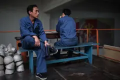 Công nhân tại một nhà máy dây cáp điện ở Bắc Hàn.
